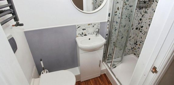 1 bedroom in a house share to rent - Photo 2