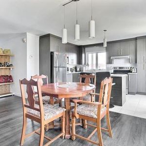 Superbe 4 1/2 + Bureau , LÉVIS, (St-David) 2ieme étage, air clim, 2 STATIONNEMENTS EXTÉRIEURS INCLUS, LIBRE LE 1ier juillet 2026. - Photo 2