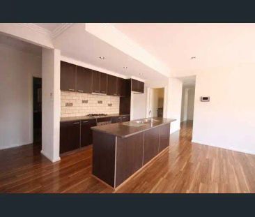 “4 bedroom Modern Family Living in Craigieburn's Best Pocket ✨” - Photo 3