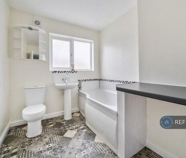 3 bedroom semi-detached house to rent - Photo 6