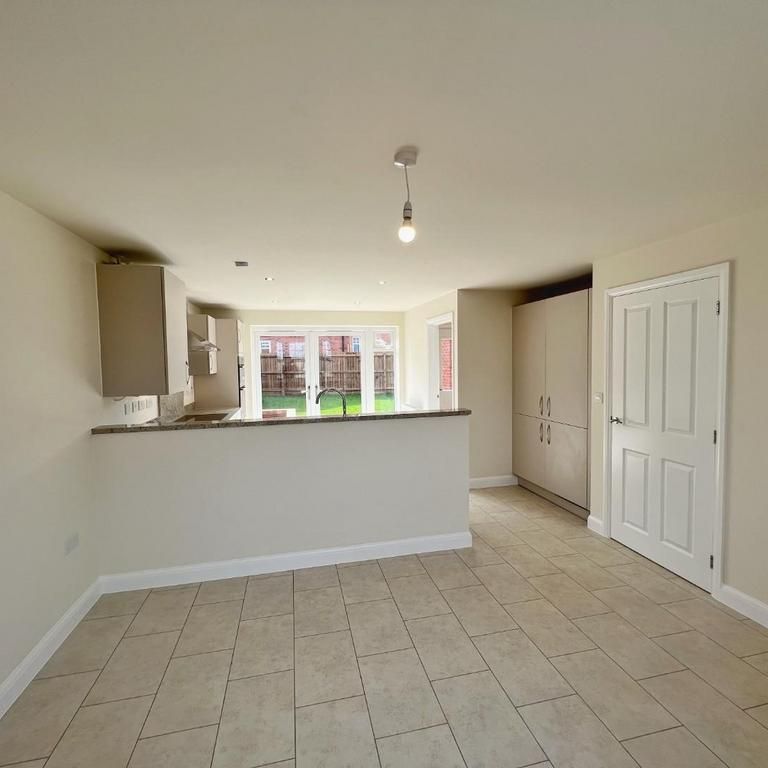 4 bedroom detached house to rent - Photo 1