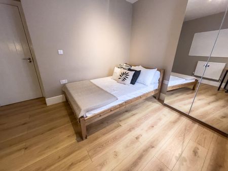 5 bedroom flat to rent - Photo 2