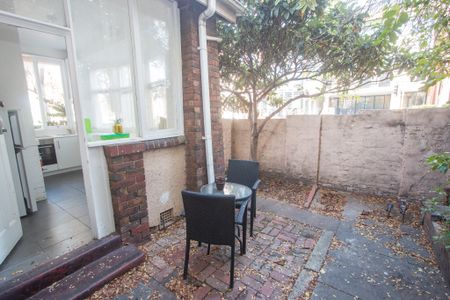 WALKING DISTANCE FROM ST KILDA BEACH APARTMENT. - Photo 4