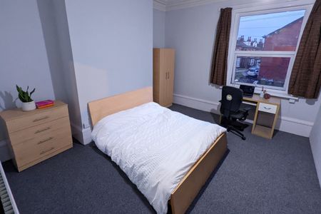 5 Bed Terraced House, Victoria Road, LS6 - Photo 4