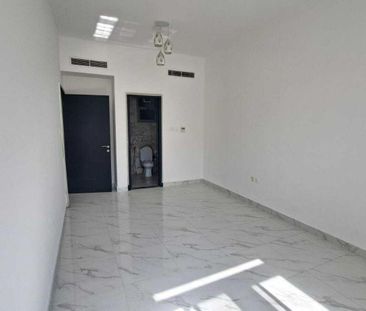 Two-bedroom apartment with a living room - Photo 5