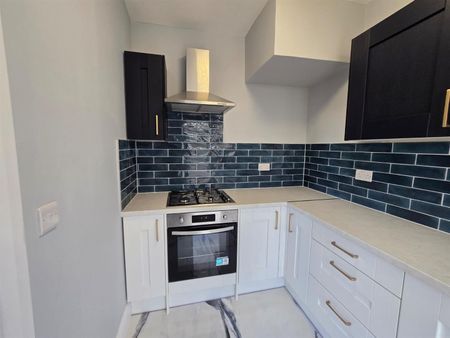 Collinwood Avenue, Enfield EN3, London - Photo 3