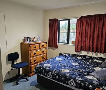 3 Bedroom house with double garage in Waiwhetu - Photo 4