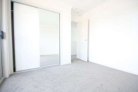 Three Bedroom Terrace in Central Location - Photo 4