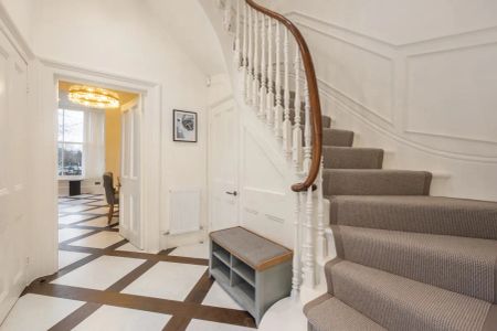 4 bedroom house in London - Photo 3