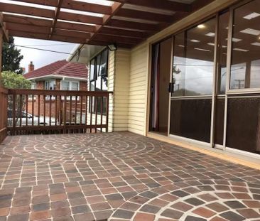 Charming 4BR Family Home in Te Atatu - Photo 4