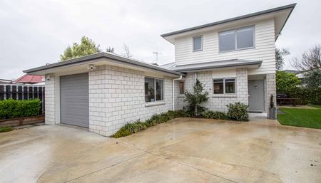 Modern four bedroom townhouse, close to river walks and CBD - Photo 5