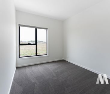 24 Ballycarrane Street, Woodstock VIC 3751 - Townhouse For Rent | D... - Photo 4