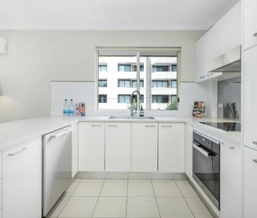 Furnished - Beautifully Renovated Split Level 2 Bedroom Apartment! - Photo 6