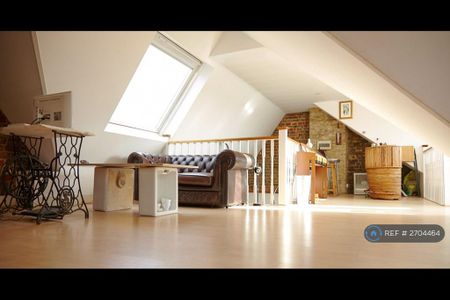 1 bedroom in a flat share to rent - Photo 2