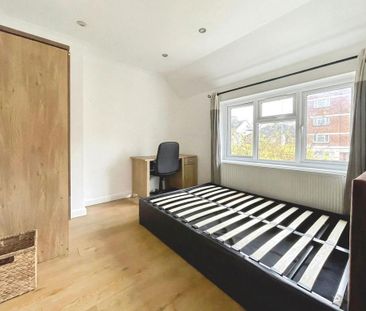 4 bedroom end of terrace house to rent - Photo 5