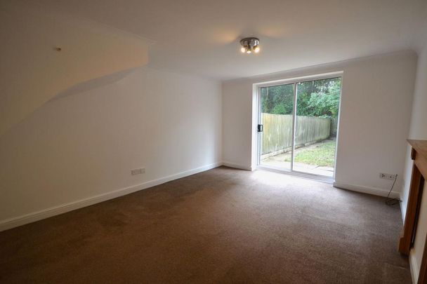 2 bedroom mews to rent - Photo 1