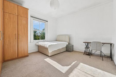 4 bedroom flat to rent - Photo 3