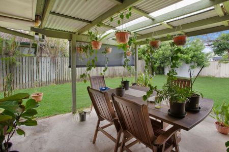 Large 3 Bedroom Home with Huge Backyard in Cul-De-Sac - Photo 2