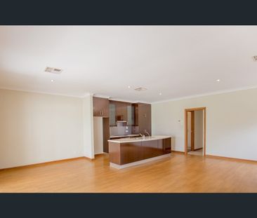 Freshly updated Executive Courtyard Home - Photo 4