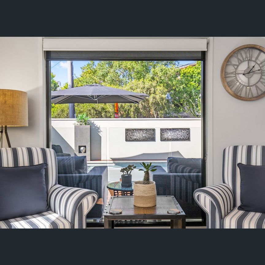 Beautifully Renovated Unfurnished Duplex - Fantastic Location - Photo 1