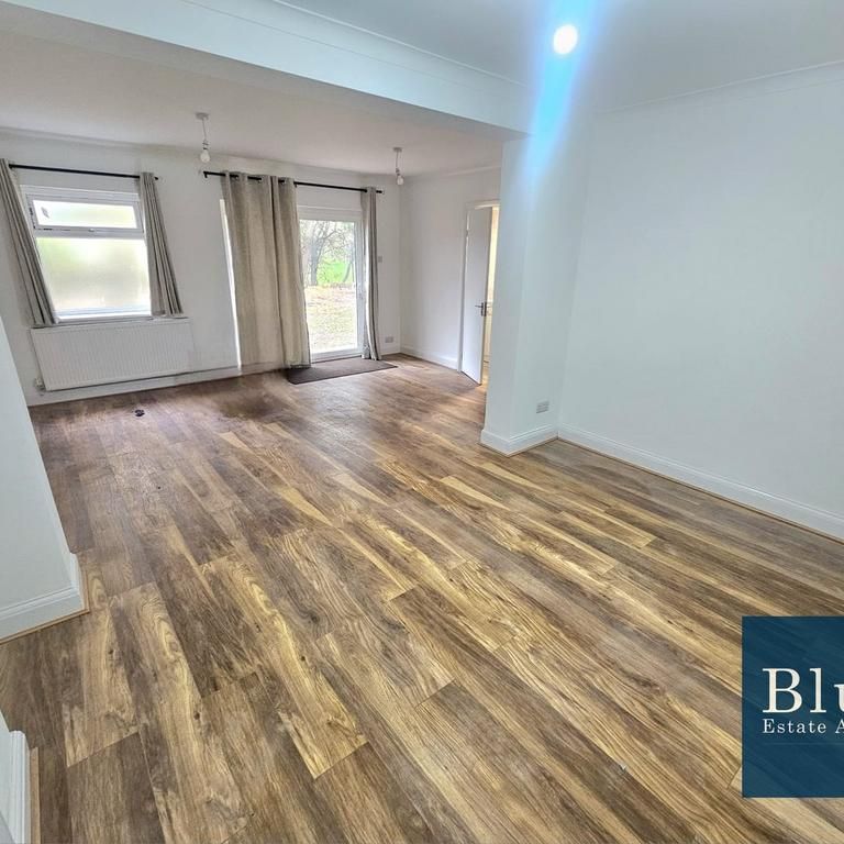 4 bedroom detached house to rent - Photo 1