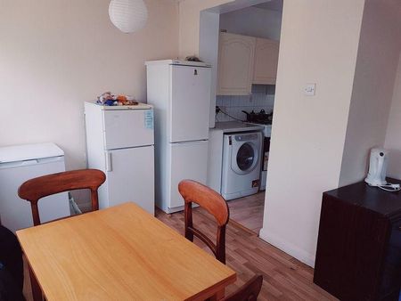 1 bedroom in a house share to rent - Photo 4