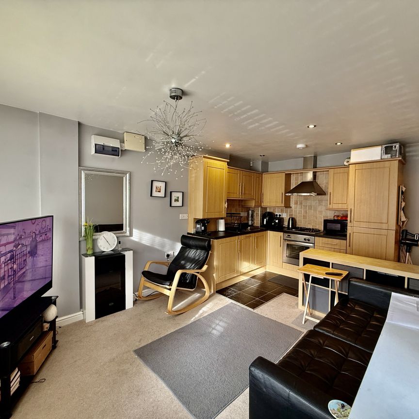 Fully furnished 2-bed ground floor apartment in Littleover Village, Derby. Includes en-suite, family bathroom, fitted kitchen & lounge. Close to Royal Derby Hospital, Littleover Community School & major transport links. Offered by Property Options Estate Agents. £750 PCM. - Photo 1