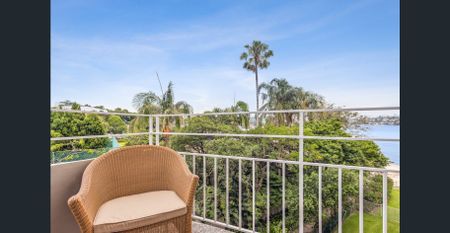 'White Ripples' Stylish Waterfront Extra Large One Bedroom Designer Apartment - Photo 4