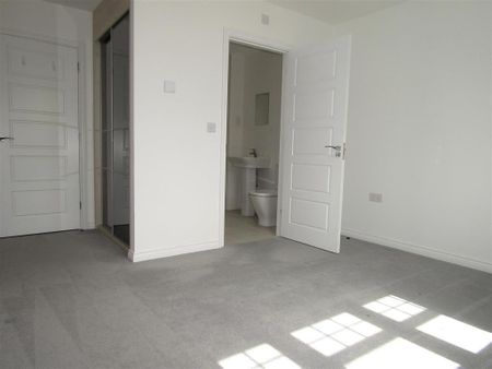 4 bedroom detached house to rent - Photo 2