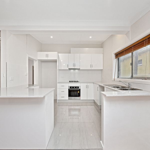 4 Bedroom Family Home plus study! - Photo 1