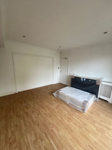 Elgar Avenue, Surbiton - Photo 2