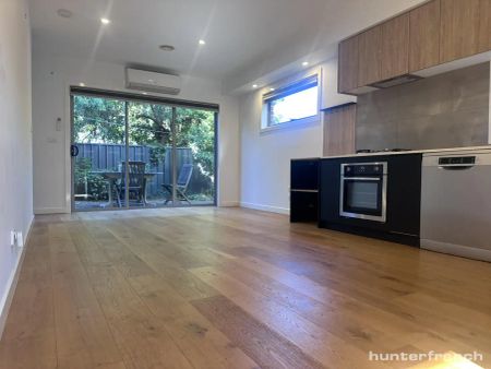 “MODERN LIVING IN PRIME LOCATION” - Photo 4