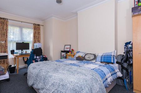 4 bedroom semi-detached house to rent - Photo 3