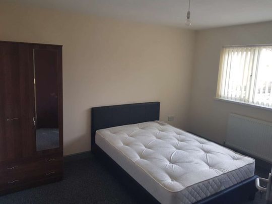 SPACIOUS EN-SUITE HOUSESHARE NEAR NEW CROSS HOSPITAL Room 1 - Photo 1