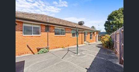 Convenient & Quiet 4 Bedroom Home - Photo 2