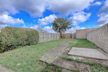 3 bedroom semi detached house to rent - Photo 2