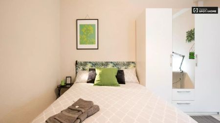 Double bed in Rooms for rent in a beautifully renovated 4-bedroom apartment in Indautxu - Photo 3