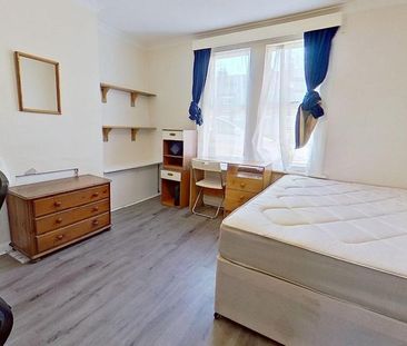 4 bedroom semi-detached house to rent - Photo 4