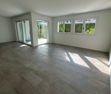 Moderne Wohnung im Erdgeschoss mit verglaster Loggia - Foto 2