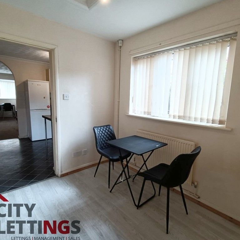 2 Bedroom Mid Terraced House - Photo 1