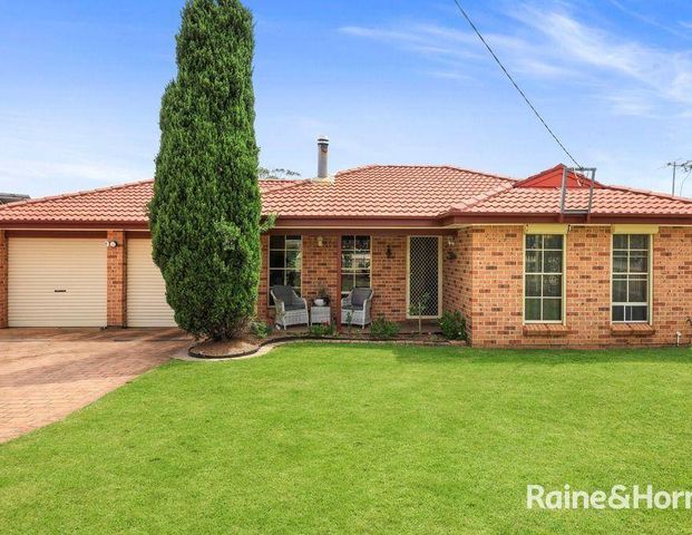 3 Bedroom House with Garden Maintenance Included - Photo 1