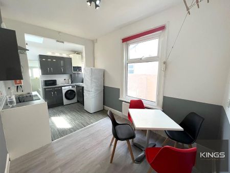 4 bedroom terraced house to rent - Photo 3