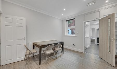 Large 5 Bed Property with 4 Bathrooms - Photo 3