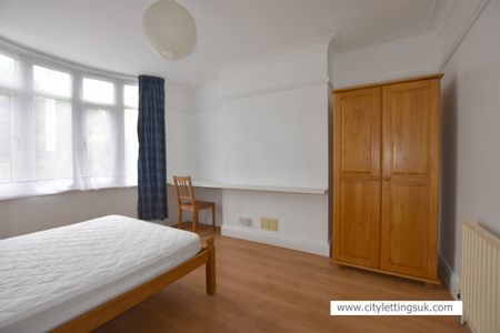 4 Bedroom Semi-Detached House - Photo 2