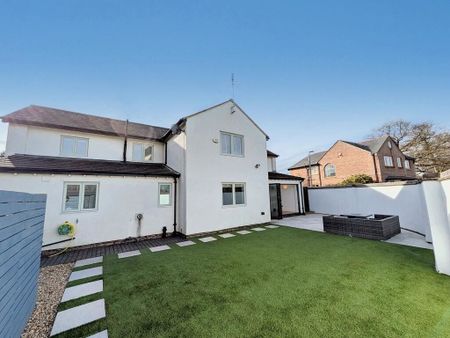 4 Bedroom Renovated Farmhouse, Wrexham - Photo 3