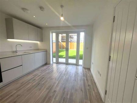 A newly built three bedroom house in the popular Beaulieu Park development - Photo 5