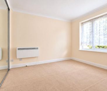 Frazer Close, Romford, Essex, RM1 - Photo 2