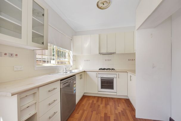 Three Bedroom Townhouse $870 per week! - Photo 1