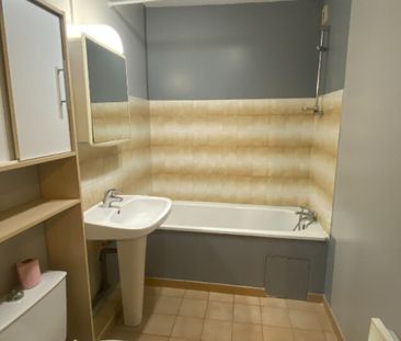 T1 climatisé de 32.19 m² proche CV Salon de Pce - Photo 3