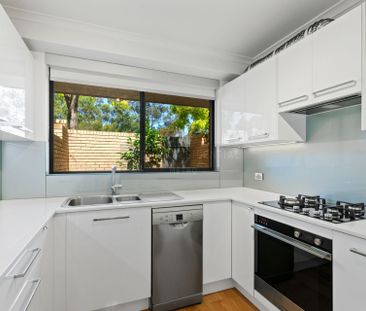 Airy Renovated Three Bedroom Townhouse with Courtyard - Photo 5